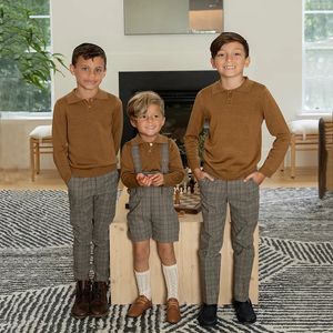Familjsmatchande kläder AP Boys Mix N Match Dressy Collection 2024 Fall Kids Three Colors Sweater Polo Baby Sträckt Plaid Pants and Overalls #7703 231010