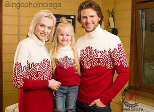 Kvinnors tröjor Ny julfamilj Look 2023 Winter Dad Kids Turtleneck Full Sleeve tröja Mamma Knitklänning Mjuk varm tjockare hoppare Knitwearl231010