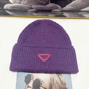 Cappello beanie designer lavorato a maglia berretto con teschio cappelli di lusso nero verde blu lettere triangolari addensare cofani femminile moderno popolare alla moda per il tempo libero invernale beanie caldo pj019