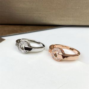 Anelli di design Anello d'amore Anelli a fascia in oro rosa moda Anello con diamanti scintillanti di alta qualità Gioielli per regali per feste di nozze da donna