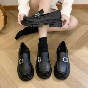 Elbise ayakkabıları İngiliz tarzı küçük deri kadınlar için sonbahar 2023 Japon çok yönlü kalın tabanlar retro büyük boy
