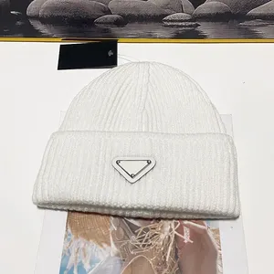 Siyah Beyaz Beanie Tasarımcı Örme Şapkalar Yün Kafatası Kapakları Modern Konforlu Gorras Zarif Kaşmir Tasarımcı Erkek Kadınlar için PJ019