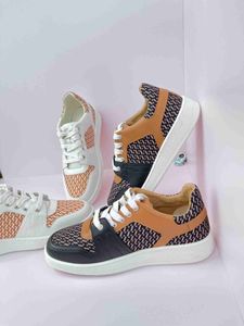 The new men's Free series of fashionable casual sports board shoes, paired with digital holes on the shoe body, adorned with saddle studs, areThe new men's shoes.