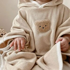 Handtücher Bademäntel Cartoon Bär Baby Badetücher geboren mit Kapuze Umhang für Jungen und Mädchen weiche Baumwolle Bademantel Waschlappen Baby Stuff 231010