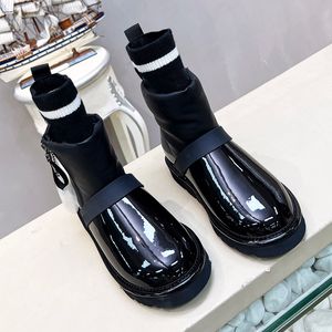 23 Botas de fundo plano clássicas de inverno Botas de inverno de marcas famosas de mulheres de couro genuíno Aumentam sola grossa antiderrapante e pele quente meias femininas bota de neve