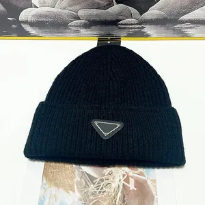 Letras chapéus de inverno designers mulheres gorro de malha confortável engrossar gorras com letras à prova de frio causal bonnets casal designer chapéu ornamento de luxo pj019