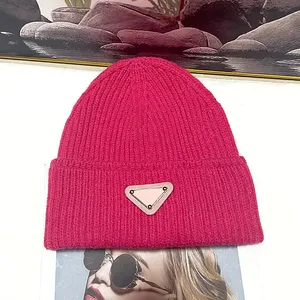 Klassisk kvinnodesigner Beanies Winter Hats For Men Thermal Fluffy Female Keep Warm Skull Bonhets berömda Triangle Luxury Knit Hat For Mens Cappello PJ019