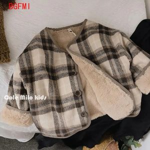 Płaszcz Tweed Plaid Children's Polecka Koreańska wersja Fallwinter Boy and Girl Płaszcz luźna bawełna dla niemowląt 231009