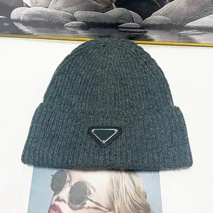 Chapéus de grife para homens mulheres inverno gorros de malha crânio bonés casal gifs na moda confortável cappellos esmalte triângulo luxo designer bonnet simples pj019