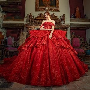 Kırmızı Puarlı Dantel Quinceanera Elbiseler koyu kırmızı kapalı omuz aplikleri kabarık fırfırlar katedral tren boncuklar balo vestido 15