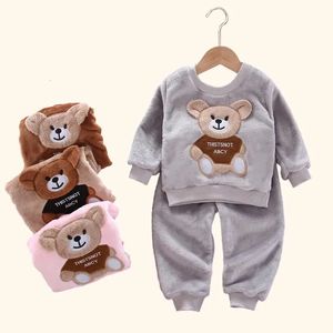 Set di abbigliamento Autunno Inverno Set di vestiti per bambini Flanella Spessa e calda Pigiama per bambini Set Orso carino Due pezzi Abiti per bambini Completo Abbigliamento per bambini 231010