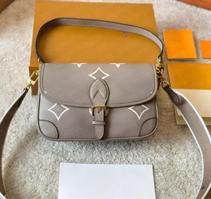 Kvinnor Dianes axelväska designers totes äkta läder crossbody kvinnor gamla blommor diane baguette handväska lady crossbody rem präglade bokstäver flikväska