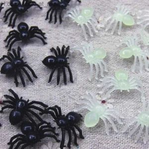 その他のイベントパーティーは50pcsハロウィーンの装飾的なクモの小さな黒いプラスチックの偽のスパイダーおもちゃハロウィーン面白いジョークいたずら現実的な小道具Q231010