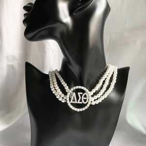Chokers Handgemachte griechische Sorority Benutzerdefinierte dreischichtige weiße Perle AEO Brief Halskette Ohrring Set Schmuck für Frauen228z