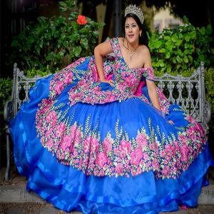 2024 Синие платья принцессы Quinceanera с розовыми цветочными кружевными аппликациями с открытыми плечами, длинное великолепное платье для выпускного вечера для сладких 16 девочек, вечеринка