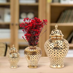 Vases Pierced Gold Ceramic Vase Ginger Jar with Lid Hollow Out Storage Jar Bud Vase Carved Lattice Temple Jar for Room Home Decorative 231009