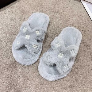 Nya plysch tofflor Kvinnor Simple Hollow Out Pearl Line Home Plush Shoes Floor Slippers 231007
