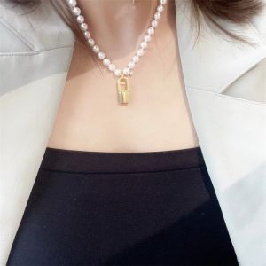 Designer de luxo feminino colar jóias carta ouro bloqueio pingente colares moda elegante pérola corrente brincos pulseiras com caixa