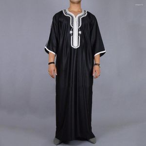 エスニック衣料スタイルの男性春と秋のイスラム教徒のイスラム教徒の刺繍ローブパーソナライズされたアフリカのイスラム2023ファッション