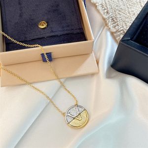 Designer Mens Necklace Women V Letters Love Trendy Men Gold Cool Street Womens Round Pendant Halsband Damkedjor Luxury Jewlery