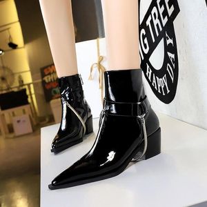 أحذية نساء أحذية معدنية سلسلة شتاء الكاحل Zapatos de Mujer Womens مدببة إصبع القدم البراءة جلد أسود
