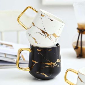 Tassen Kreativer frischer nordischer Stil Marmor Mattgold Keramiktasse Tee Kaffeetasse mit Holzdeckel Tablett Geschenk