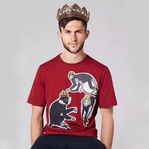 Kırmızı Yuvarlak Boyun Pamuklu Tişört Maymun ve Taç Nakışları Erkekler Tasarımcı Tişörtleri Komik Tişörtler İnce Fit Unisex T-Shirt278U