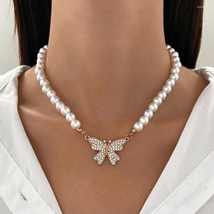 Collane con ciondolo Collana di perle con farfalla per donne Eleganti perline di pietra rinascimentale Girocollo Regali di gioielli vintage per feste di nozze