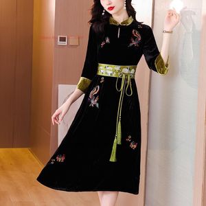 Ethnic Clothing 2023 Oriental Improved Qipao Chinese National Flower Embroidery Velvet Dress Cheongsam Elegant Retro Banquet Evening