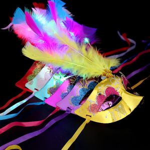 Venetian LED Mask Wedding Party Light Up Glitter Mask med Feather Masquerade Dressed Up Festival kostymtillbehör