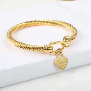 Titanium Steel Cable Wire Gold Color Love Heart Charm Bangle Armband med krokstängning för kvinnor Män bröllop smycken gåvor283e