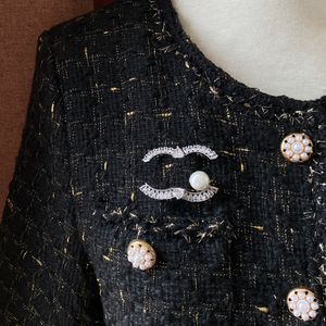 Projektowanie broszek Pins Designerskie broszki dla damskiej marki litera biżuteria miedziana moda 18k złota srebrna platowana damska odzież męska