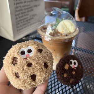 Hübsche kleine Cookies-Schlüsselanhänger im Kawaii-Plüsch-Cookie-Look, Riemen und Brosche, zwei Stil-Modeaccessoires für Mädchen, Kaffeegelb