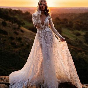 Illusion Bohemian Wedding Dresses Lace V Neck Floral Pattern Sweep Train Brudklänningar Långärmad Boho Robe de