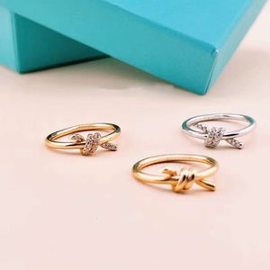 Designer mode tiffanybracelet tiffanyjewelry hög version v guld t hem vridning ring med 18k rosguld diamant knut inslaget vridningsrep par ring för kvinnor