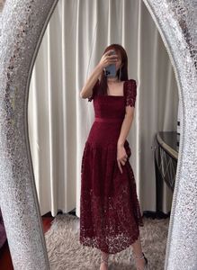 Auto-retrato com decote grande aberto nas costas encantador vestido de renda vermelha vinho manga curta vestido longo grande balanço