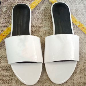 Nya mode tofflor lyxdesigner sandaler äkta läder bokstav strandskor utomhus anti slip ett ord skor kvinnor sten mönster skor låga häl gummi skor