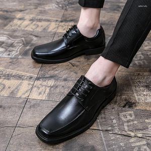 Мужские модельные туфли, модные 2023 года для зрелых мужчин, повседневные деловые лоферы из искусственной кожи на шнуровке с острым носком, однотонные рабочие туфли