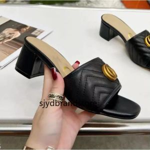 2023 lüks marka terlik yaz yeni net kırmızı moda mektup düz kadın terlik parmak arası terlik parmak arası terlik plaj ayakkabıları kadınlar rahat tasarımcılar sandalet