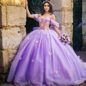 Abiti Quinceanera lucidi color lavanda Abito da ballo Plus Size Spalle scoperte Fiocco in pizzo Perline Abito da ballo messicano 15 anni sedici Sweet 16