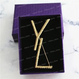 Kvinnor Eleganta klädtillbehör Designer Brosch Ladies Luxurys Designers smycken Guld Big Letter Brosches Womens Pins Breastpin 2392