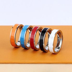 Ny högkvalitativ designer Titanium Steel Band Rings Letter V LJIA Fashion Jewelry Men's Simple Modern Ring Ladies Gift Luxury Engagement Bijoux Cjewelers