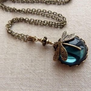 Pendant Necklaces Vintage Hand Carved Dragonfly For Women Ethnic Bronze Color Metal Round Green Stone Necklace Party Jewelry