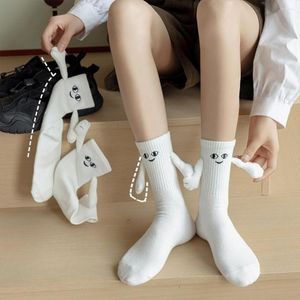 Frauen Socken 2 Paar Magnetische Saug Hand In Weiß Unisex Halten Hände Lange Mädchen Harajuku Kawaii Paar Baumwolle Socke