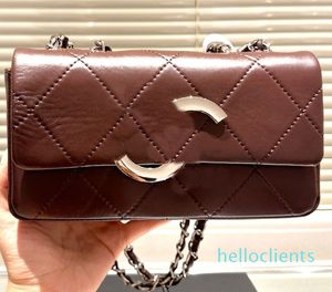 Bolsa feminina luxuosa com alça de corrente, mochila crossbody com camada de cabeça, um ombro, pequena, quadrada, qualidade superior e detalhes prateados