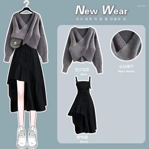 Рабочие платья, женский осенне-зимний шикарный вязаный свитер с v-образным вырезом, нерегулярная юбка-слинг, комплект из 2 предметов, 2023, одинаковый комплект, корейский элегантный костюм