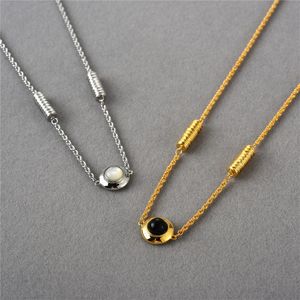 Collana di moda di nicchia placcata in rame francese intarsiato in oro 18k con agata nera e nodo di conchiglia bianca con pasta fritta, catena clavicola, collana di moda di nicchia