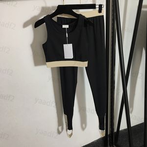 Conjunto de esportes de yoga das mulheres roupas esportivas carta webbing cintura design sem mangas colete pé leggings conjunto de duas peças