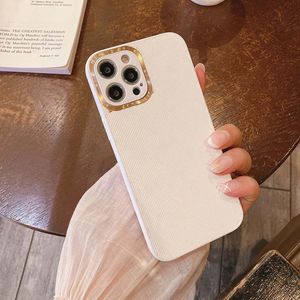 iPhone 13 12 Pro Max Designer Phone Case for Apple 15 14 11 Plus Luxury PU Leather Print Embossed Metal Camera Lens Cover Mobile Back Bumper Funda Coque Shell White