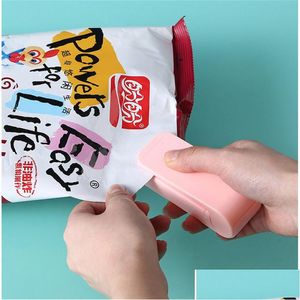Bagklämmor Portable Heat Seater Plastic Packaging Lagring Holder Mini Handy Sticker Food Snacks Kitchen Gadgets Drop Delivery Home GA DHLBF